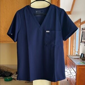 Figs Catarina top size M like new navy